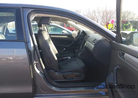 2019 Volkswagen Passat 2.0T Wolfsburg Edition z USA, uszkodzony, nr VIN 1VWLA7A36KC006413